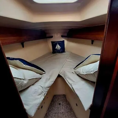 Bateau-hôtel Voilier Sunbeam Yachts 27,5 A Quai Au Grand Port Aix Les Bains