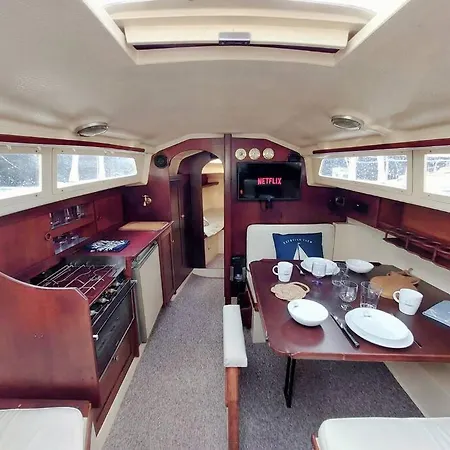 Bateau-hôtel Voilier Sunbeam Yachts 27,5 A Quai Au Grand Port Aix Les Bains