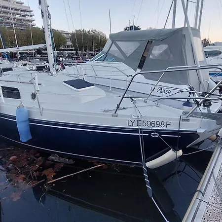 Voilier Sunbeam Yachts 27,5 A Quai Au Grand Port Aix Les Bains Bateau-hôtel Aix-les-Bains