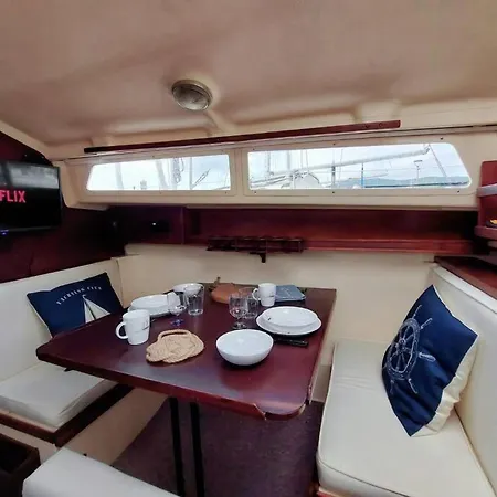 Voilier Sunbeam Yachts 27,5 à Quai Au Grand Port Aix Les Bains Bateau-hôtel *