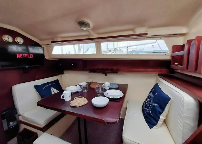 Voilier Sunbeam Yachts 27,5 à Quai Au Grand Port Aix Les Bains Bateau-hôtel *