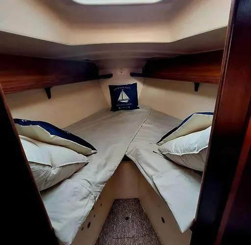 Botel Voilier Sunbeam Yachts 27,5 A Quai Au Grand Port Aix Les Bains