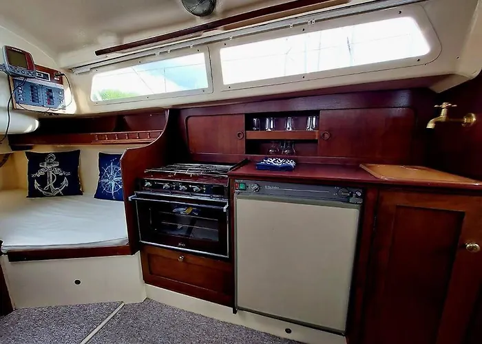 Voilier Sunbeam Yachts 27,5 A Quai Au Grand Port Aix Les Bains *