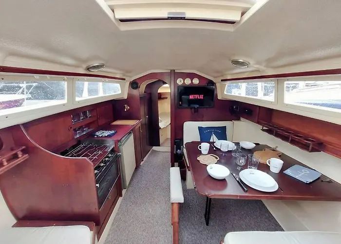 Botel Voilier Sunbeam Yachts 27,5 A Quai Au Grand Port Aix Les Bains