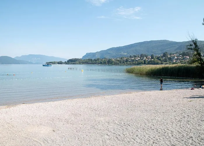 Voilier Sunbeam Yachts 27,5 à Quai Au Grand Port Aix Les Bains Bateau-hôtel *